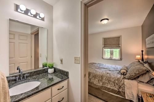 baño con lavabo y cama en Cozy Garden Room in Welsh Mountain Suites!, en New Holland