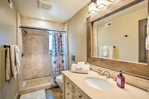 y baño con lavabo y ducha. en Lovely Belmont Apartment with Stunning Views!, en Belmont