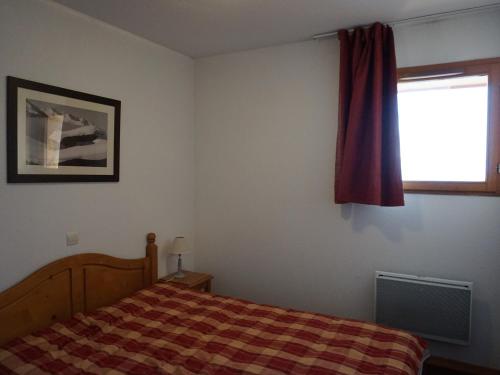une chambre avec un lit et une fenêtre dans l'établissement Appartement de 2 Pièces avec Balcon et Parking à Proximité des Pistes à Orcières - FR-1-636-192, à Orcières