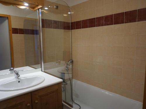une salle de bain avec un lavabo, une douche et une baignoire dans l'établissement Appartement de 2 Pièces avec Balcon et Parking à Proximité des Pistes à Orcières - FR-1-636-192, à Orcières