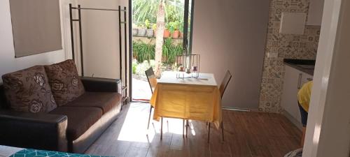 ein Wohnzimmer mit Sofa und Tisch in der Unterkunft Victoria 1942 in Funchal