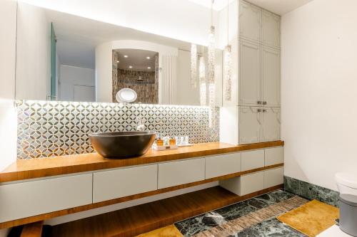 een badkamer met een wastafel en een spiegel bij Luxe apt with parking & garden in wilrijk antwerp in Antwerpen