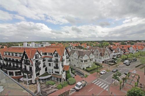 une vue aérienne sur une ville avec des maisons et une rue dans l'établissement Le Plein Ciel, à Knokke-Heist