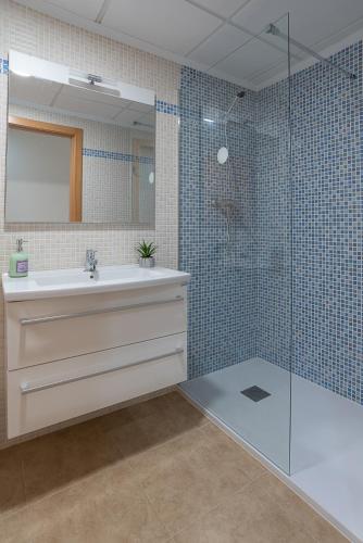 a bathroom with a sink and a glass shower at Nuevo apartamento con A A a 2 minutos de la playa MASBO 2 in Moncófar