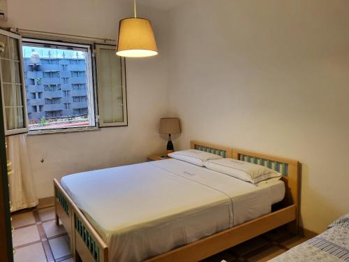 1 dormitorio con cama y ventana en 3 bedrooms villa with private pool and wifi at Caccamo 9 km away from the beach, en Caccamo