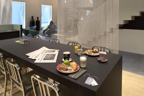 uma mesa preta com dois pratos de comida em Trafo Hotel Baden em Baden