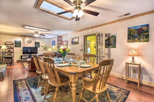 Campbell Retreat in Maggie Valley with Deck!にあるテレビまたはエンターテインメントセンター