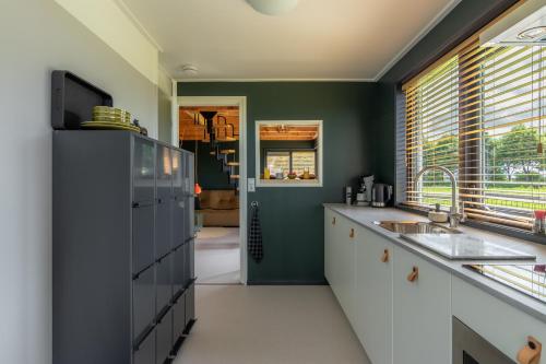 a kitchen with green walls and white counters at Inn Hantum in Hantum