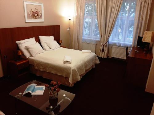pokój hotelowy z łóżkiem i stołem w obiekcie Red Carpet Hostel w Krakowie