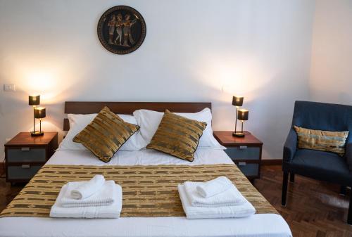 una camera da letto con un letto e due asciugamani di TIME a Roma