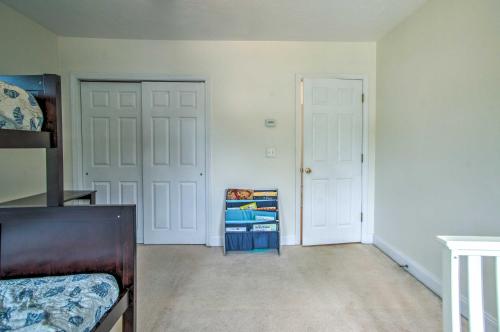 Imagen de la galería de Marion Home with Private Deck Less Than 1 Mi From Beach, en Marion