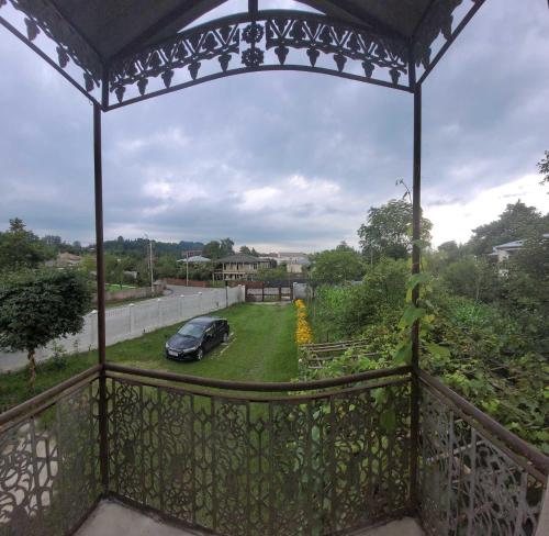 een auto geparkeerd op het gras op een balkon bij Guest House Sveta in Martvili