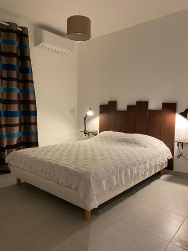 ein Schlafzimmer mit einem großen Bett in einem Zimmer in der Unterkunft Gîte à la ferme chez Félix et Marie-Ca in Vallecalle