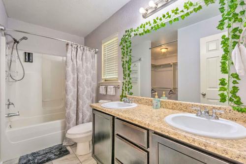 ein Badezimmer mit zwei Waschbecken, einem WC und einem Spiegel in der Unterkunft Pet-Friendly Little Rock Home about 8 Mi to Dtwn! in Little Rock