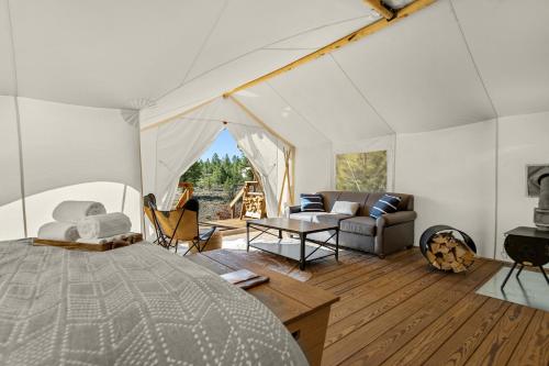 Under Canvas Bryce Canyon في Widtsoe: خيمة مع سرير وغرفة معيشة