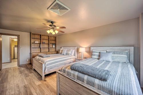 1 dormitorio con 2 camas y ventilador de techo en Cozy Afton Condo with Golf Course and Lake Views!, en Afton