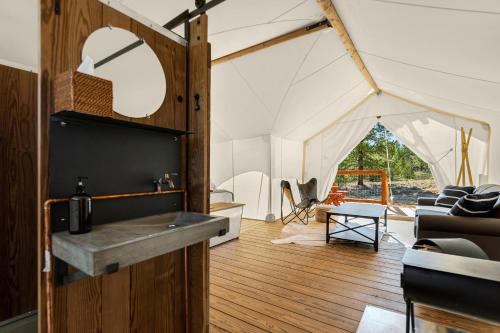 Under Canvas Bryce Canyon في Widtsoe: غرفة فيها خيمة مع حوض