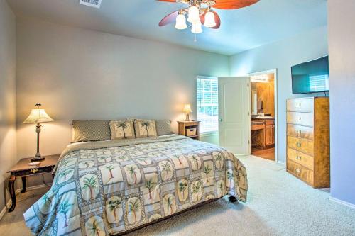 um quarto com uma cama e uma ventoinha de tecto em Peaceful Kingston Abode about Close to Fishing! em Kingston