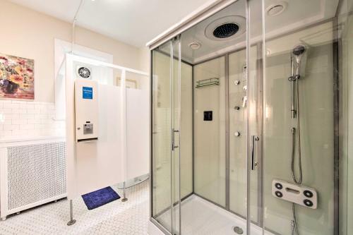y baño con ducha y puerta de cristal. en Luxurious Annville Home about 8 Mi to Hersheypark en Annville