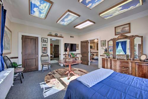 Televisyen dan/atau pusat hiburan di 8 Mi to Hersheypark Luxe Manor in Annville