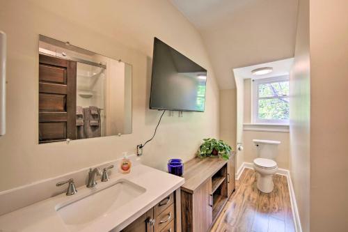 Bilik mandi di 8 Mi to Hersheypark Luxe Manor in Annville