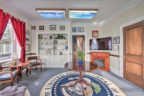 Ruang duduk di 8 Mi to Hersheypark Luxe Manor in Annville