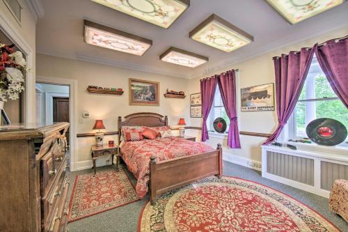 Katil atau katil-katil dalam bilik di 8 Mi to Hersheypark Luxe Manor in Annville