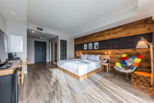 a hotel room with a bed and a kitchen at Espace 4 Saisons in Magog-Orford