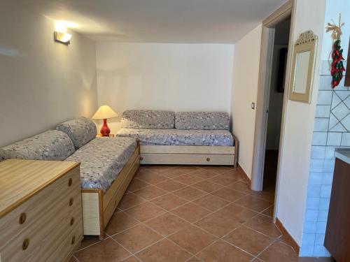 a room with two beds and a table in it at Appartamento a pochi minuti da Acciaroli sul mare in Acciaroli