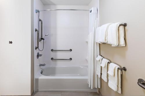 W łazience znajduje się prysznic, wanna i ręczniki. w obiekcie Holiday Inn Express & Suites Purcell, an IHG Hotel w mieście Purcell