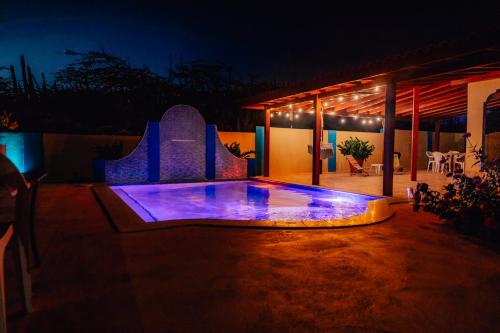 Het zwembad bij of vlak bij Villa Encantada Aruba