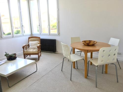 une salle à manger avec une table et des chaises dans l'établissement Dans une maison, appartement indépendant et jardin, à Perpignan