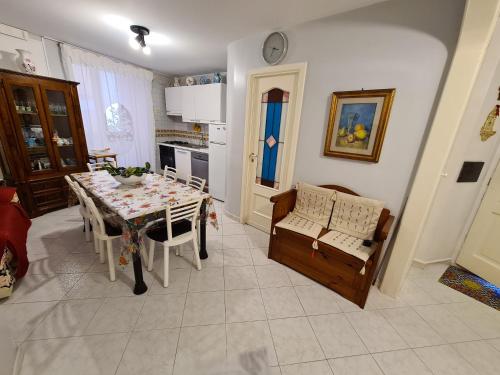 una cucina e una sala da pranzo con tavolo e sedie di Casa vacanze Lalia a Maiori