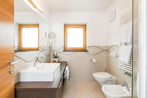 セルヴァ・ディ・ヴァル・ガルデーナにあるAmonit - Your Dolomites Homeのバスルーム(洗面台、トイレ付)