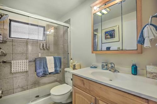 Un baño con lavabo, inodoro y ducha. en Kailua-Kona Guest House with Lanai Less Than 7 Mi to Beach, en Kailua-Kona