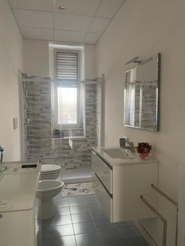 a bathroom with a toilet and a sink and a shower at Casa vacanze nonna Prassede Alloggio incantevole in casa indipendente .. in Lecco