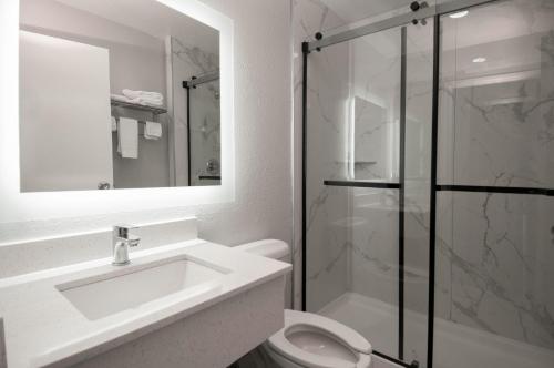 Bilik mandi di Americas Best Value Inn and Suites Lake Charles
