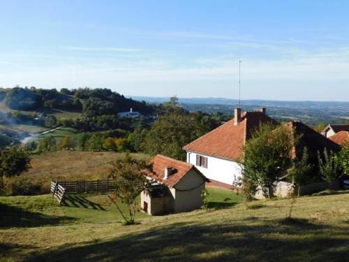 a house sitting on top of a grassy hill at Ranč Sretenović in Mionica