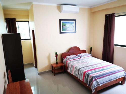 سرير أو أسرّة في غرفة في Hostal Cordillera Azul