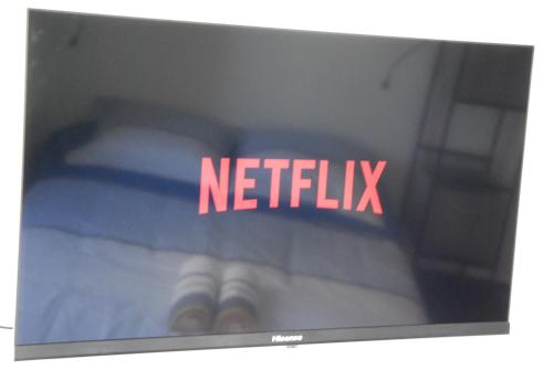 una pantalla de televisión con un cartel de netflix en una cama en Studio Nancy quartier Thermal - Parc Sainte-Marie en Nancy