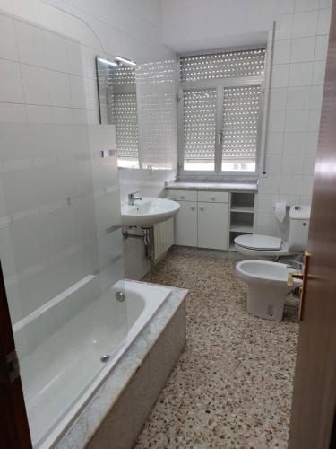 ア・コルーニャにあるO recuncho do xeixidoのバスルーム(バスタブ、洗面台、トイレ付)