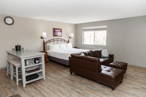摩押的住宿－拱道飯店，一间卧室配有一张床、一张沙发和一把椅子
