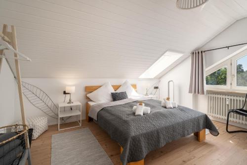 Un dormitorio con una cama con dos ositos de peluche. en Wohlfühlwohnung mit Parkplatz, Zentral, schnelles Wlan, Bodensee & Schweiz Nähe, en Singen