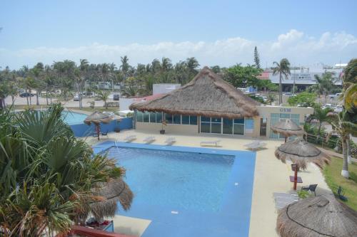 Вид на бассейн в Luxury Caribbean Condos By Salvia Cancun BeachFront или окрестностях