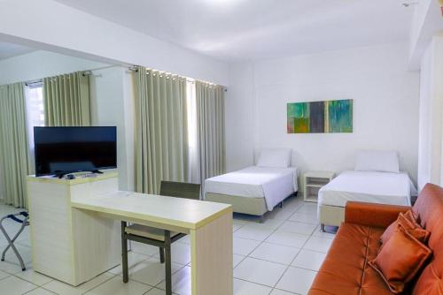 Habitación de hotel con 2 camas y TV en Le Jardin Hospedagem Caldas Novas, en Caldas Novas