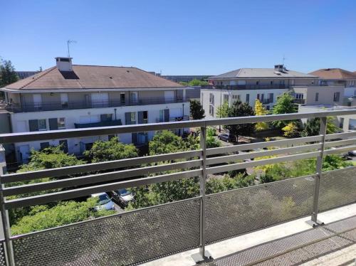 een uitzicht vanaf het balkon van een gebouw bij So Green Stud in Corbeil-Essonnes