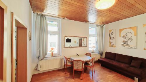 sala de estar con mesa y sofá en ELENA flat Tulpe Duisburg Zentrum, en Duisburg