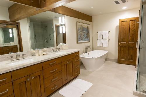 bagno con 2 lavandini, vasca e servizi igienici di Luxury One Bedroom with Hot Tub apartment hotel a Park City