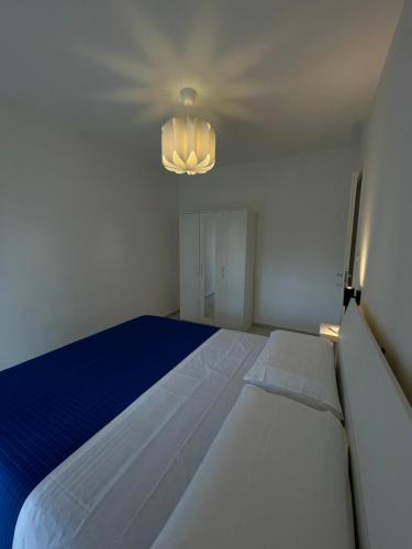1 dormitorio con cama blanca grande y luz en APPARTAMENTO VACANZE A 300mt dal mare!, en Silvi Paese