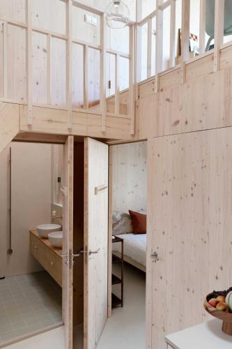 アムステルダムにあるNoorderbedの二段ベッド1組とバスルームが備わる客室です。